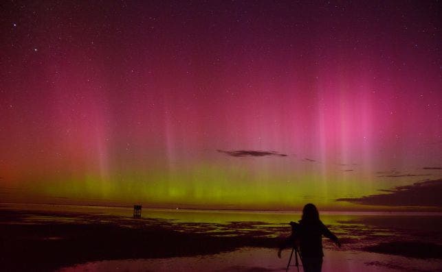 Aurora austral fotografiada en Nueva Zelanda. En el sur se ve otra variedad de colores. Foto: Ben-Flickr Aurora austral fotografiada en Nueva Zelanda. En el sur se ve otra variedad de colores. Foto: Ben-Flickr