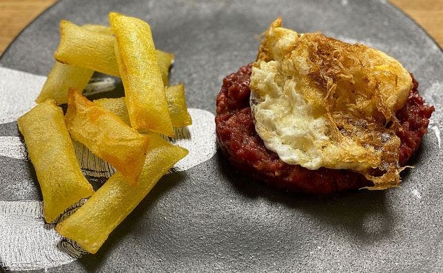 7 Tartar de vaca escogida co patatas souffleÌ y huevo frito 7 Tartar de vaca escogida co patatas souffleÌ y huevo frito