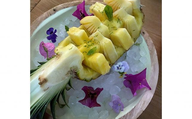 8 Crema catalana, piña, ralladura de lima y menta 8 Crema catalana, piña, ralladura de lima y menta