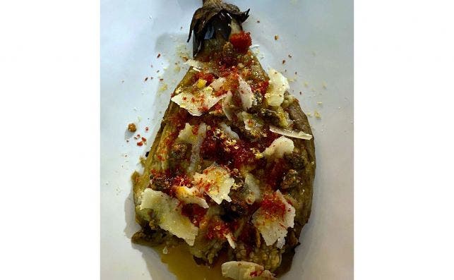 Berenjena a la brasa con sobrasada, pipas, tomate parmesano y botarga rallada Berenjena a la brasa con sobrasada, pipas, tomate parmesano y botarga rallada