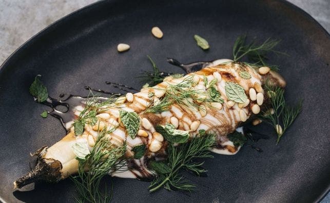 Berenjena asada con tahini. Plato del restaurante Baalbec. Foto  Enric PÃ©rez