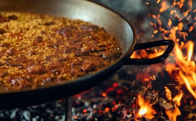 La paella autÃ©ntica, con fuego de leÃ±a, se hace tambiÃ©n en Little Spain. Foto Mercado Little Spain.