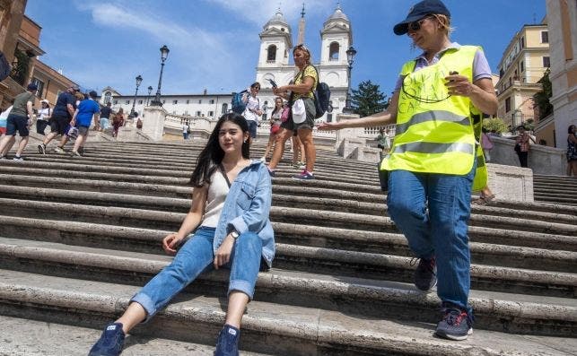 Los agentes ya patrullan la escalera. Foto Claudi Peri | EFE | EPA.