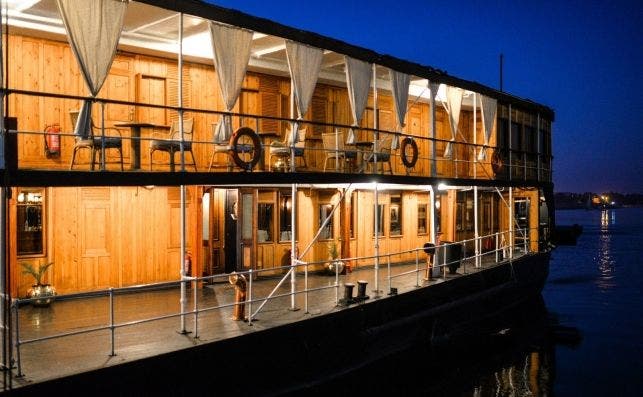 El barco Steam-Ship-Sudan recorre el rÃ­o de Egipto tal como Agatha Christie lo describe en Muerte en el Nilo.